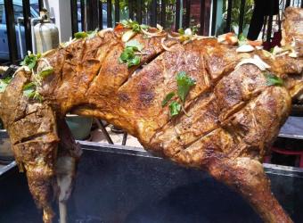 Apa Bedanya Kambing Guling Special Rempah Kasto Wiryo Putro dengan Kambing Guling Biasa?